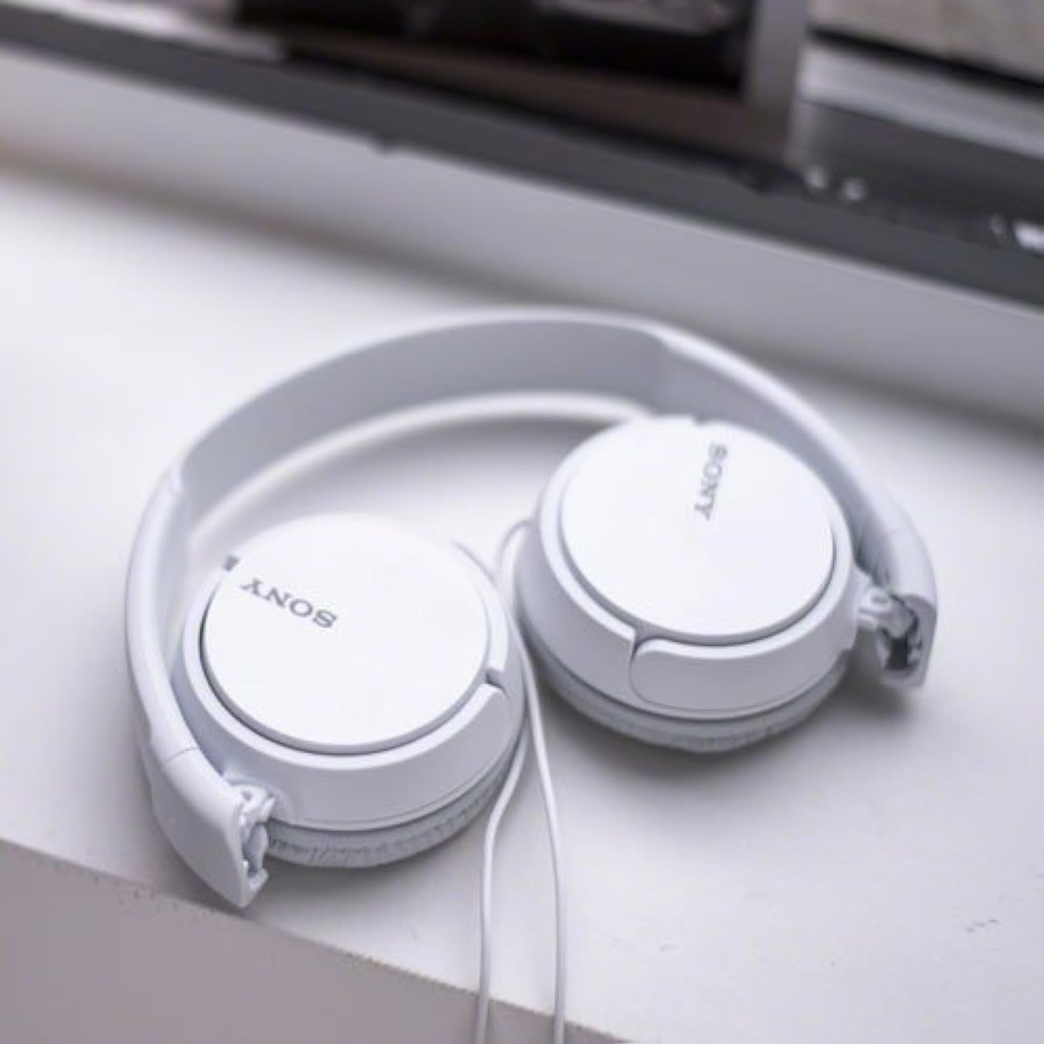 Over On Ear Best Stereo Extra Bass Portable Headphones Headset for Apple iPhone iPod/Samsung Galaxy / mp3 Player / 3.5mm Jack Plug Cell Phone (White) No Mic Standard Packaging